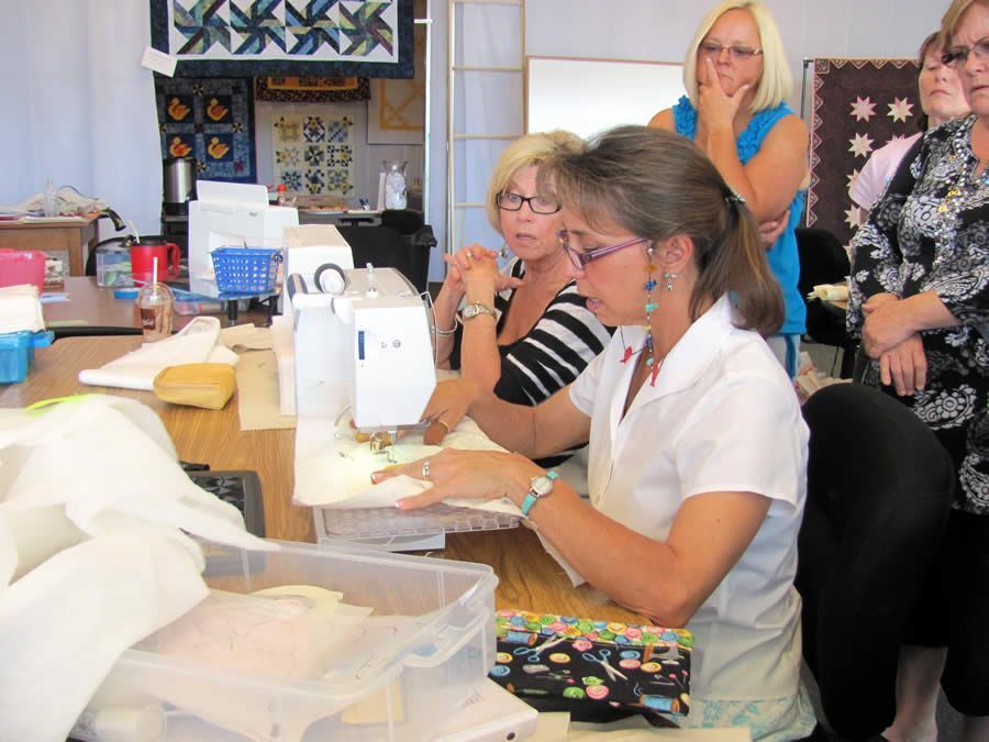 Cindy teaching her Beginning Machine Quilting workshop