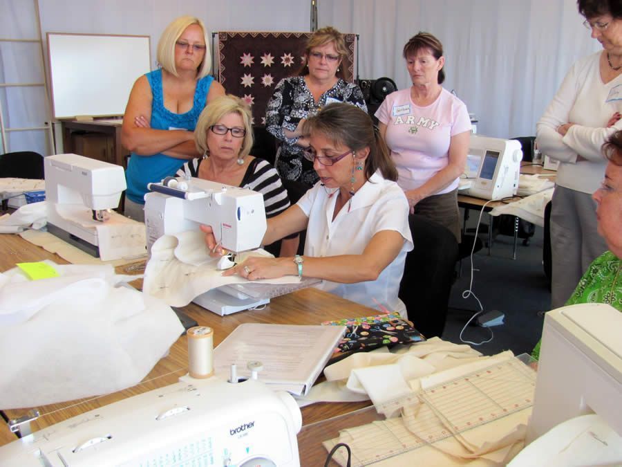 Cindy Seitz-Krug teaching her Beginning Machine Quilting workshop