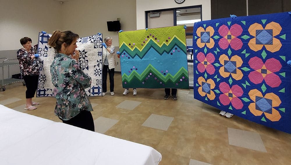 Cindy Seitz-Krug judging quilt show