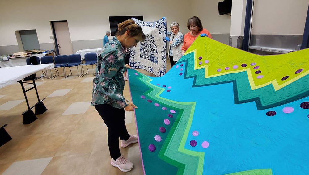 Cindy Seitz-Krug judging quilt show